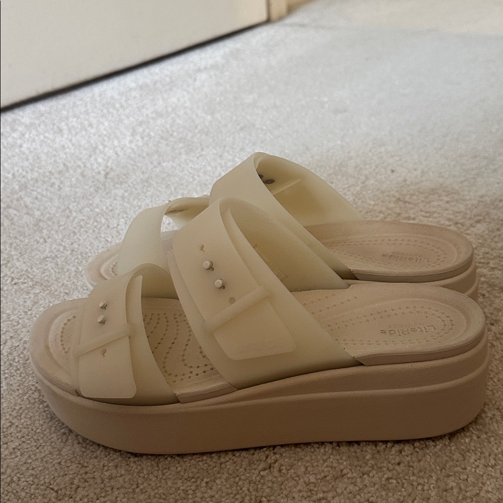 Crocs Brooklyn Buckle Low Wedge - Picture 4 of 8